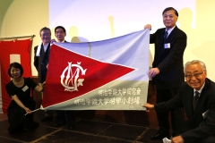 大学同窓会より校旗授与